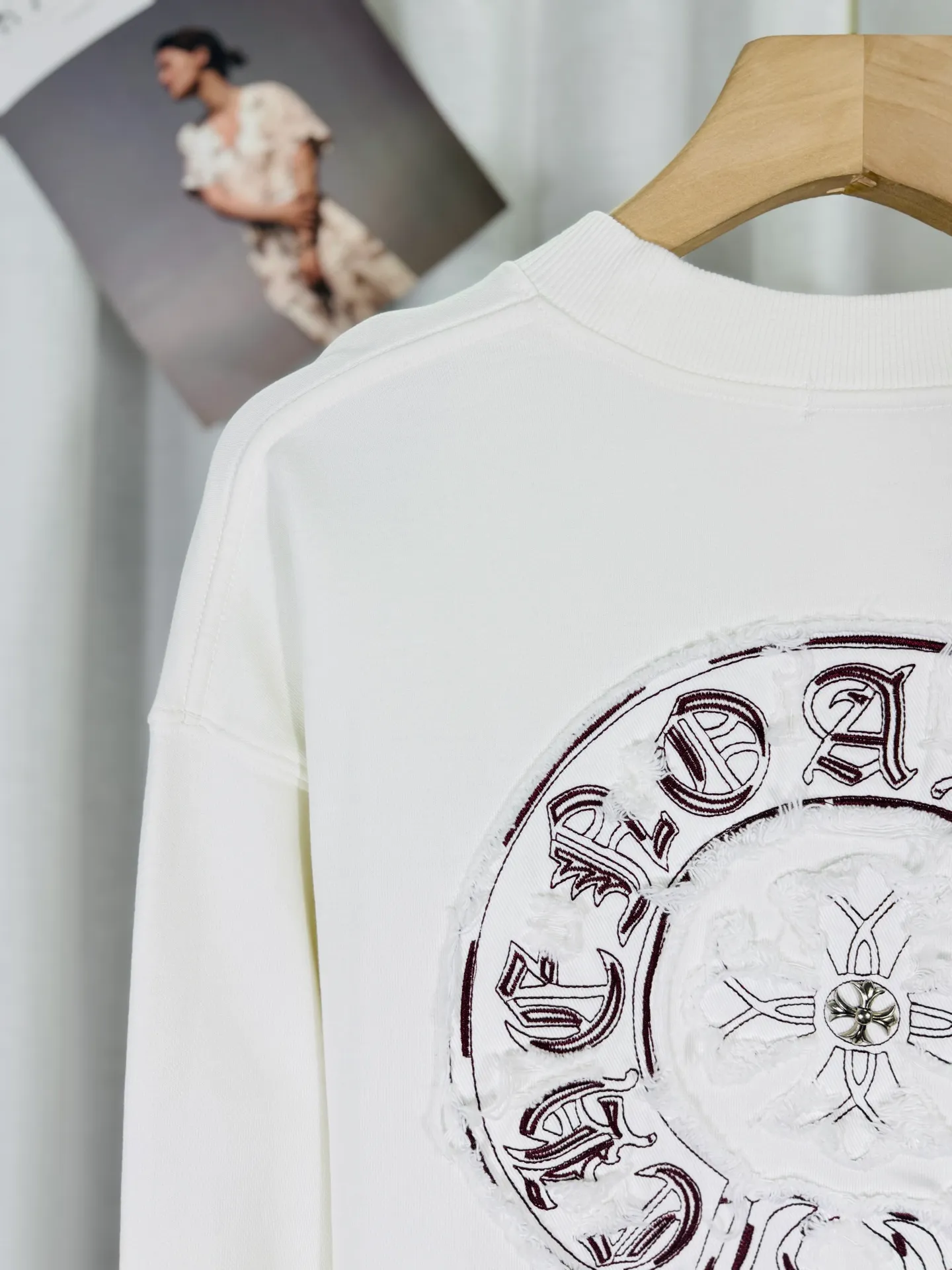 P260 top version, real shot without P, ​​different from market currency) 𝗖𝗵𝗿𝗼𝗺𝗲 𝗛𝗲𝗮𝗿𝘁𝘀/Croxin 2025 3D three-dimensional autumn and winter new original single counter American laser color printed patch embroidered couple casual sweatshirt 👑The highest version! Customized fabric 430g tripe terry fabric! Appliqué embroidery hardware accessories, best-selling items at the counter, very comfortable to wear. Accessories: original molded and authenticated collar label ➕ 100% silk wash water label. Genuine purchase-grade original hangtag➕matching hanging rope➕3D hanging beads➕original packaging bag. Craftsmanship: The original version has consistent wiring! The highest version of the armhole matching technique! Color: White Black Size: S M L XL Style No.: 9305